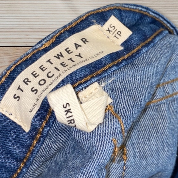 Blue denim jean skirt with zipper - Picture 2 of 3